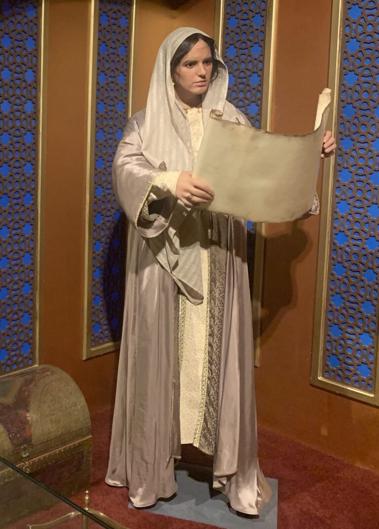 Statue of Fatima al-Fihri holding a parchment.