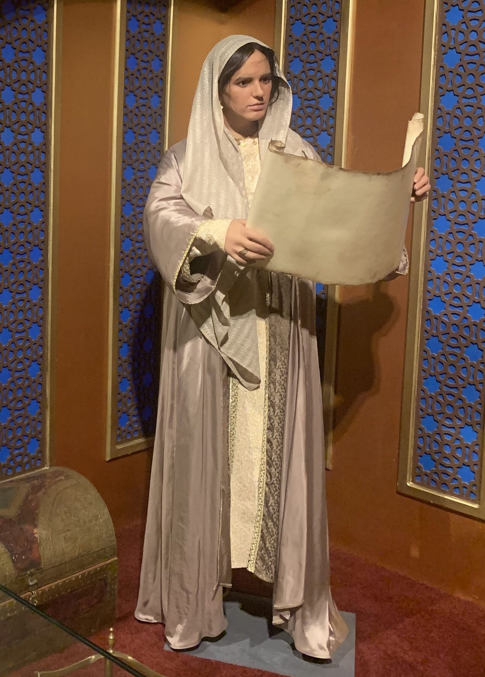 Statue of Fatima al-Fihri holding a parchment.